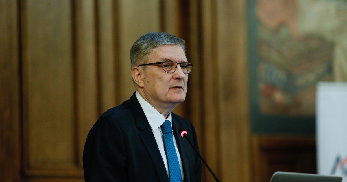 Șeful Consiliului Fiscal avertizează din nou politicienii despre deficitul bugetar: „Neînțelegerea situației în care ne aflăm este cutremurătoare”. Daniel Dăianu la costum în fața unui microfon