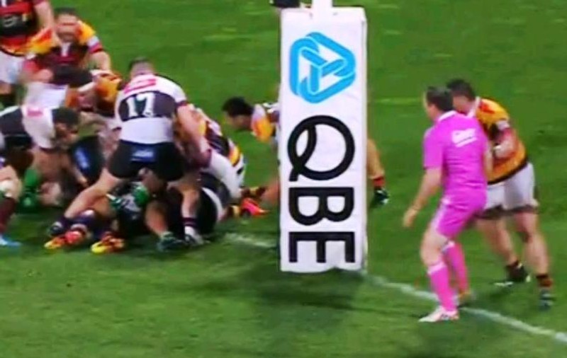 VIDEO / Un rugbist l-a placat pe arbitru crezând că e un adversar!