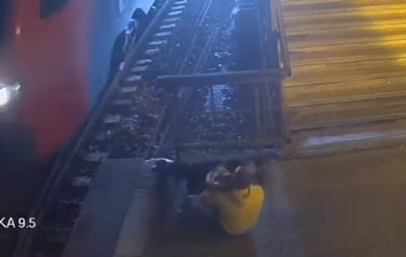 Momentul în care o mamă și fiul ei sunt salvați din fața trenului, într-o stație din Belgrad: „Am fost la locul potrivit, în momentul potrivit”