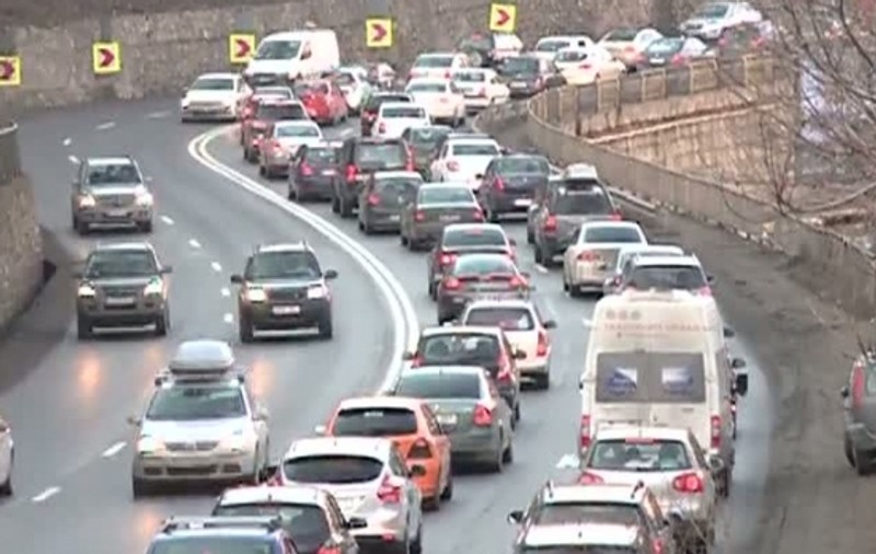 Circulație dificilă pe DN1 și pe litoral. În Bușteni, coloana de mașini are trei kilometri