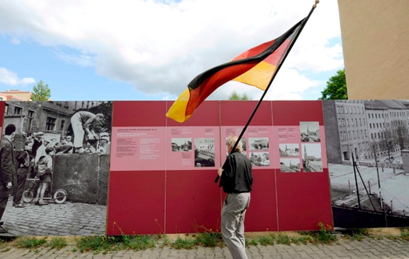 Turiştii pot cumpăra bucăţi din Zidul Berlinului