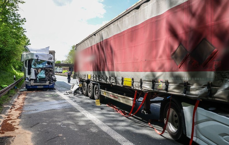 Șofer român de TIR îngrozit când s-a dat jos de la volan și a văzut cum arată camionul din spatele lui, pe o autostradă din Germania