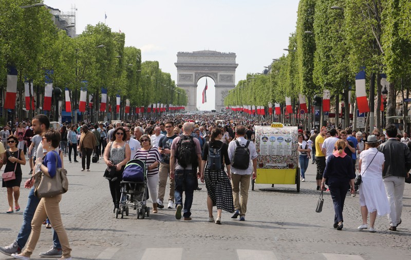 Imagini inedite de pe Champs Elysee. Bulevardul a fost invadat de pietoni