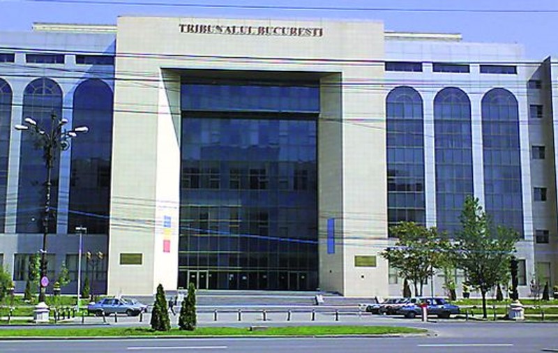 A dat cu pietre în geamurile Tribunalului