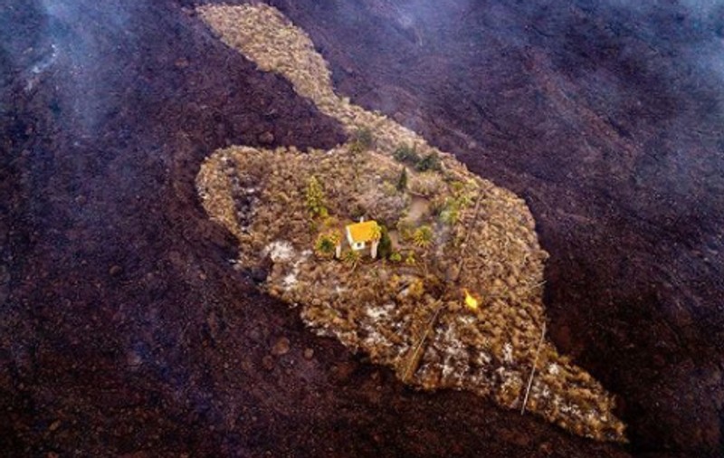 Imagine uimitoare din Insulele Canare, după erupția vulcanului Cumbre Vieja: râuri de lavă înconjoară o casă, fără s-o „înghită”