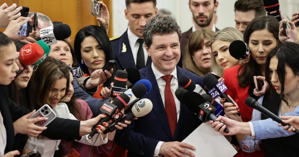 Noul președinte al României, Nicușor Dan, după ce a depus jurământul în Parlament, este zâmbitor și vorbește cu presa, București, 26 mai 2025, Palatul Parlamerntului