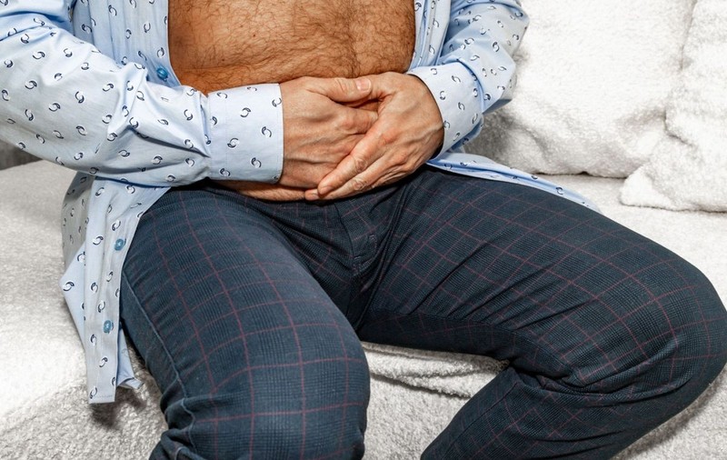 Șase semne discrete ale cancerului de colon pe care mulți le ignoră, deși boala apare tot mai des la tineri