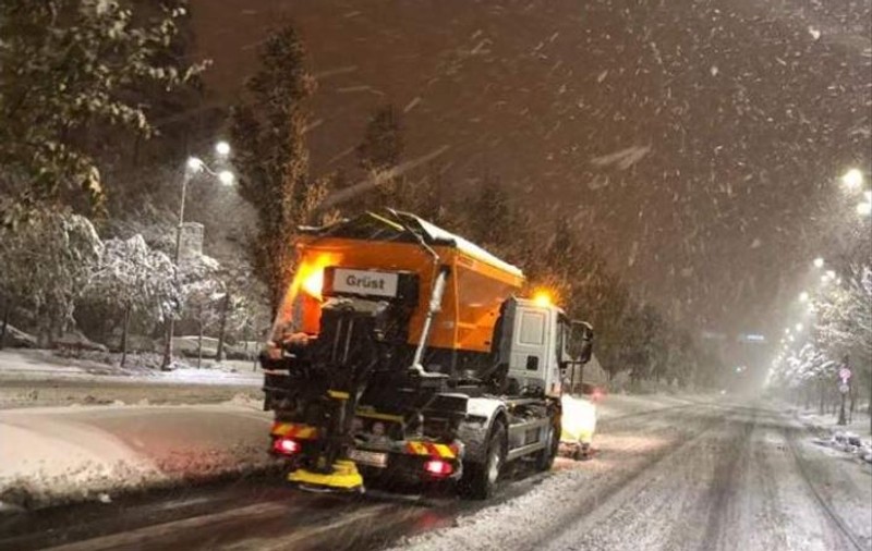 Iarna a lovit România! Ninsori și vânt în 32 de județe și în București. Pe ce drumuri naționale sunt probleme