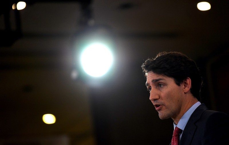 Un bărbat înarmat, aflat într-o camionetă, a forțat porțile casei premierului canadian Justin Trudeau. Suspectul a fost arestat