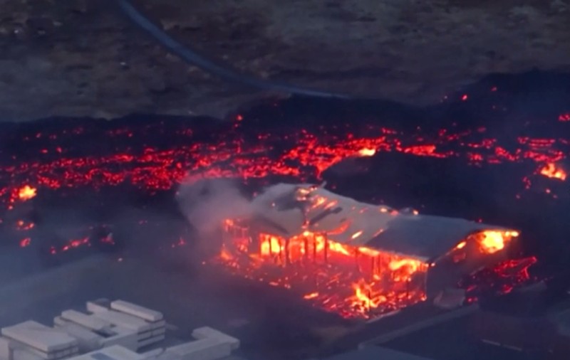 „Ar putea fi sfârșitul”. Imagini din orașul islandez Grindavik, unde casele ard cuprinse de lavă, după o nouă erupție - VIDEO