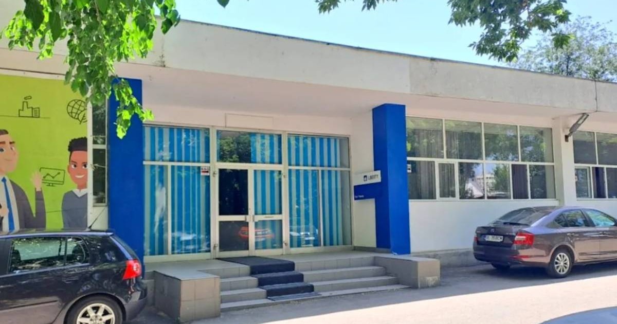 Intrarea în Clubul Sidex din centrul orașului Galați. Ușile din termopan sunt închise
