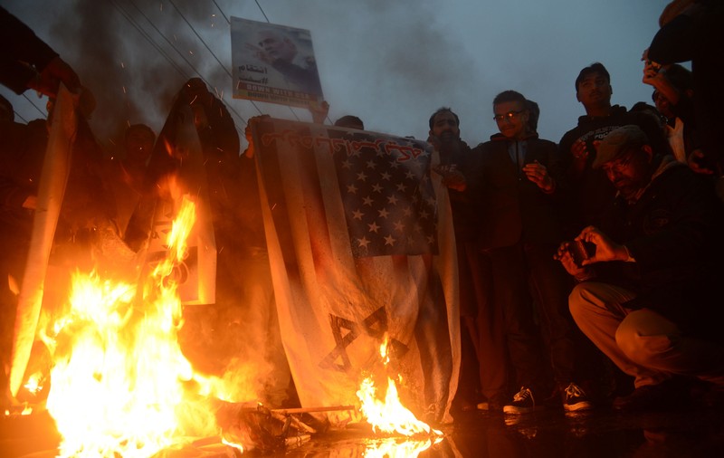 Afacere profitabilă în Iran: O fabrică produce steaguri americane şi israeliene pentru a fi incendiate la proteste