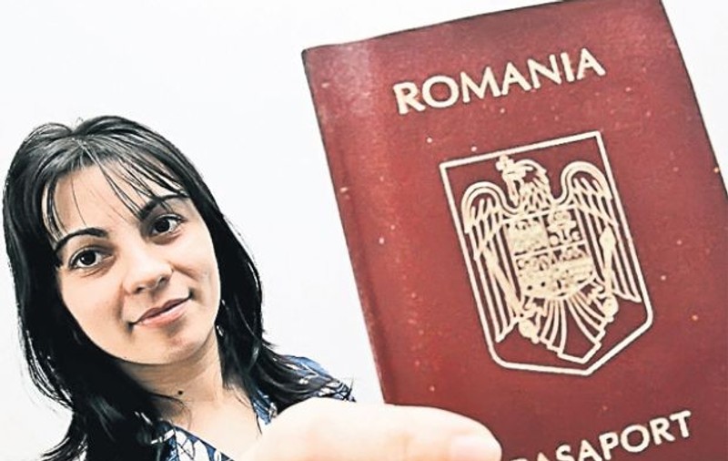 Coadă la pașapoarte în Cluj. Sute de oameni cu copii așteaptă la rând să depună documentele