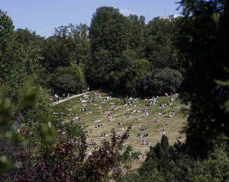 Parizienii au luat cu asalt parcurile, redeschise după relaxarea măsurilor împotriva noului coronavirus