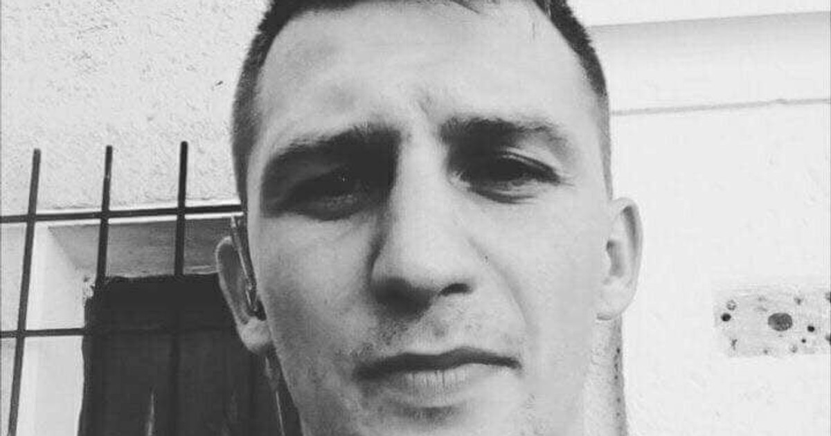 După comiterea faptei, care s-a petrecut în cursul zilei de duminică, în faţa altor tineri, adolescentul a fugit de acasă, fiind prins luni dimineaţa de către jandarmi.