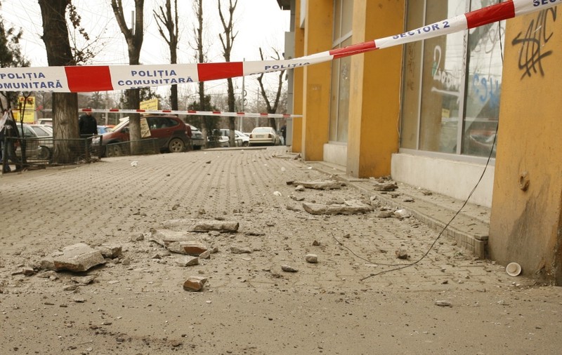O femeie a fost lovită în cap de tencuiala care a căzut de pe un cinematograf 