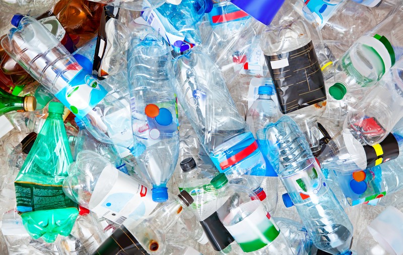 Microparticule de plastic, găsite pentru prima dată adânc în plămânii unor oameni vii. Cele mai frecvente sunt folosite în ambalaje și sticle