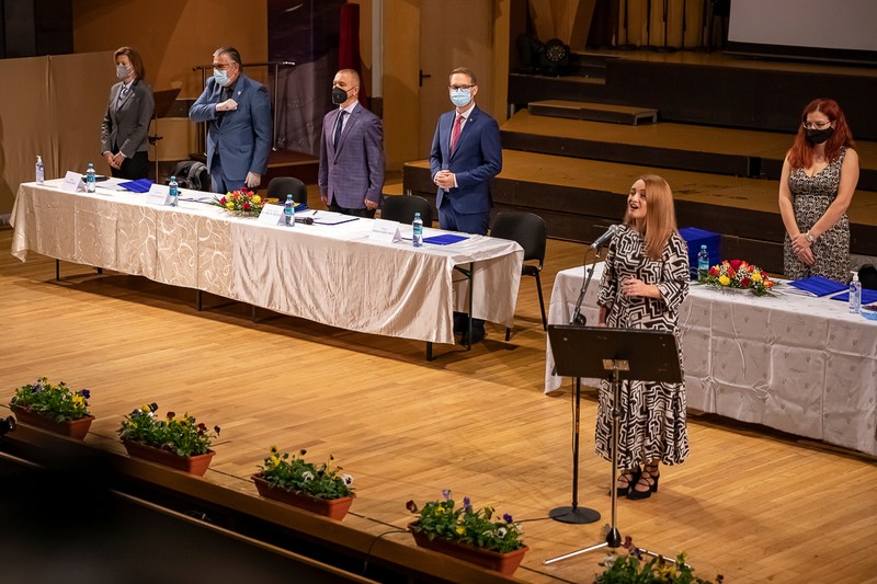 Fritz ascultând intonarea imnului României