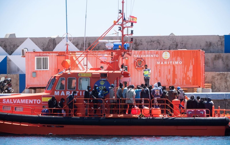 Trei migranți au călătorit din Nigeria în Insulele Canare pe cârma unei nave, chiar deasupra liniei de plutire