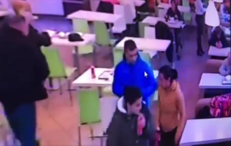 VIDEO/ Furt într-un fast-food din Sibiu. O femeie a fost prădată chiar în timp ce era la masă! Cum a acționat hoața