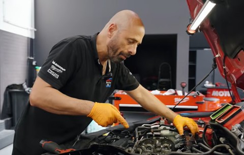 Un mecanic român a demonstrat recent cum se realizează această operațiune pe un motor Honda 1.5 Turbo L15