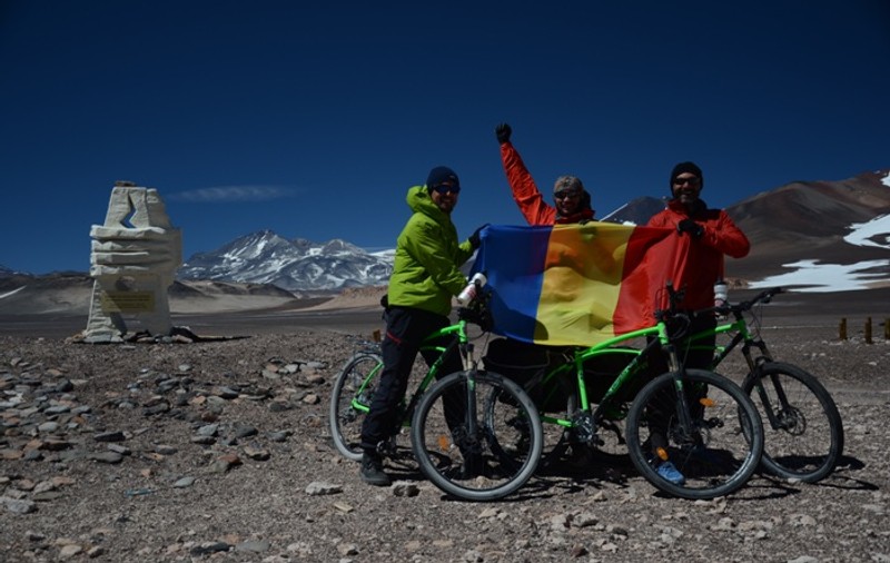 Românii care au traversat Deșertul Atacama și vulcanul Ojos del Salado pe biciclete Pegas au sosit în țară | FOTO
