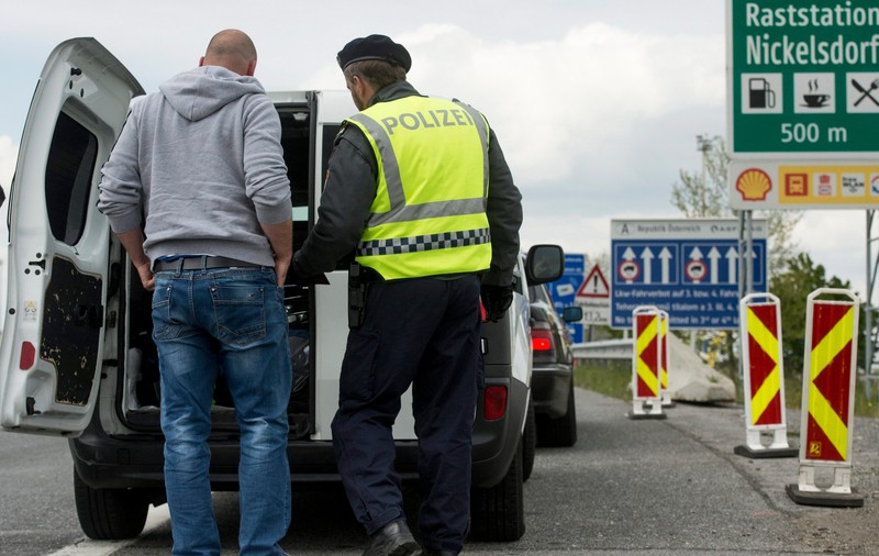 Patru români au comis furturi în valoare de 400.000 de euro în Austria