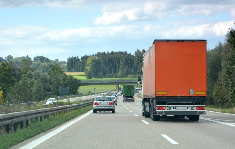 Ce a pățit un șofer român de TIR care a vrut să intre în Austria fără o roată la camion