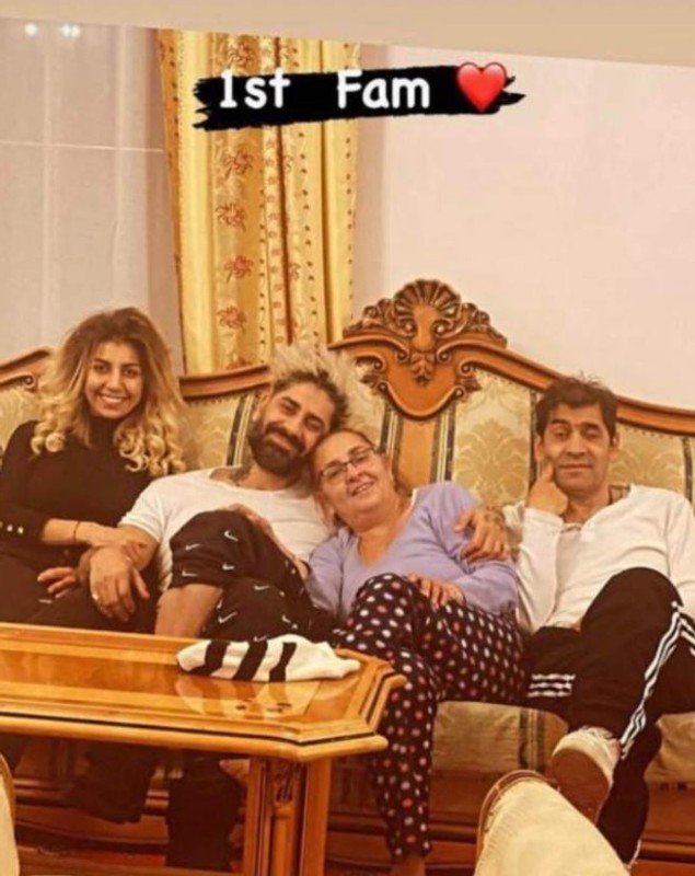 Cu ce se ocupă părinții lui Connect-R: „Mama vinde și acum ziare la tarabă, iar tata este un copil”. Cum a fost copilăria lui