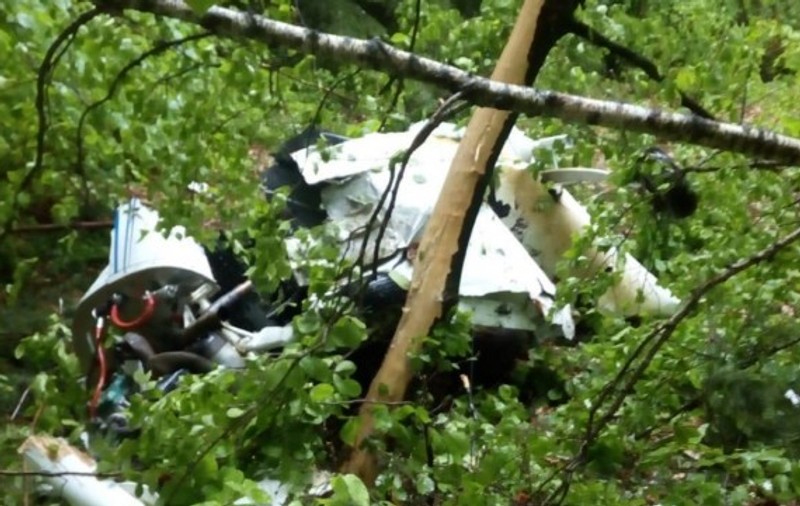 Trupurile neînsuflețite ale victimelor accidentului aviatic din Buzău, coborâte în timpul nopții