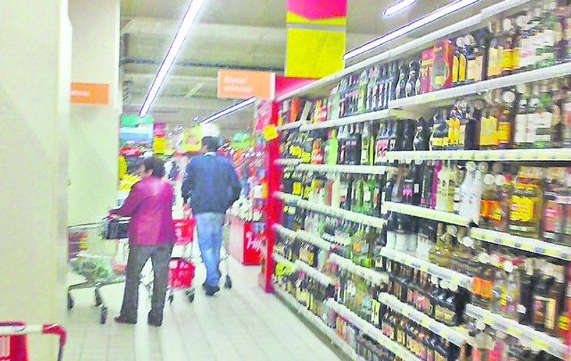 EXCLUSIV. Furturile sărăciei. Anual, mii de români fură mâncare, băutură și cosmetice de pe rafturile supermagazinelor