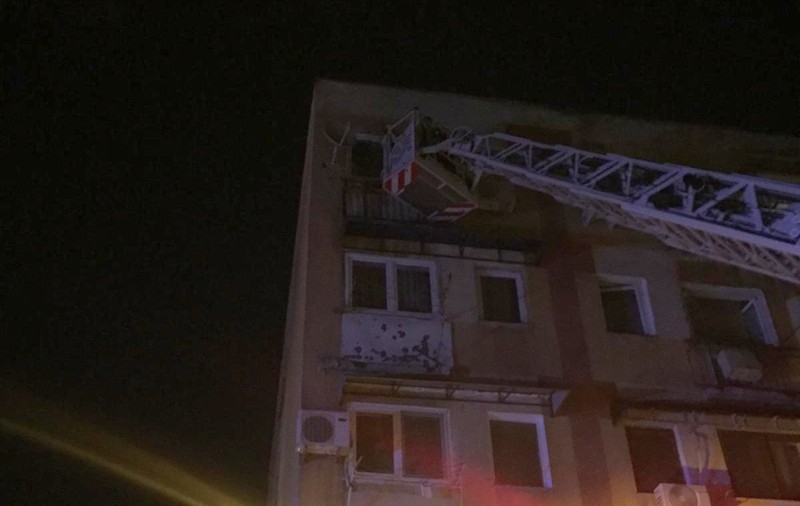 Intervenţie a pompierilor în Craiova, după ce un copil a fost văzut stând singur la o fereastră