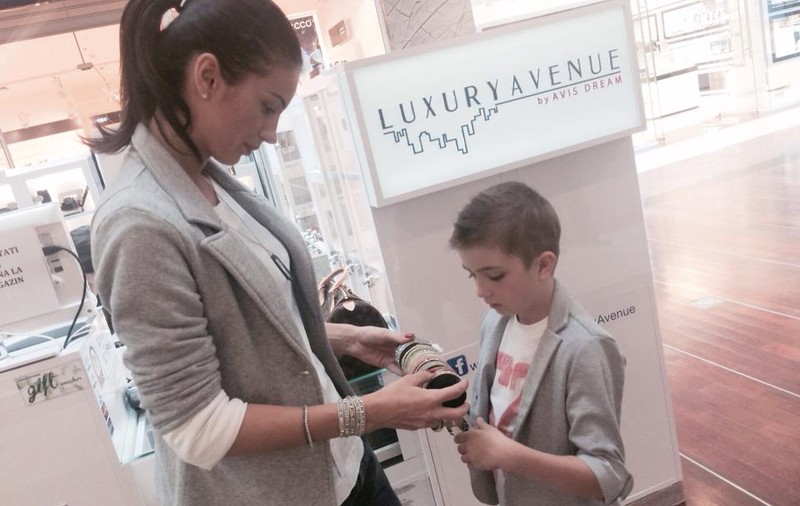 Geanina Ilieș cere sfatul băiețelului ei când își cumpără accesorii