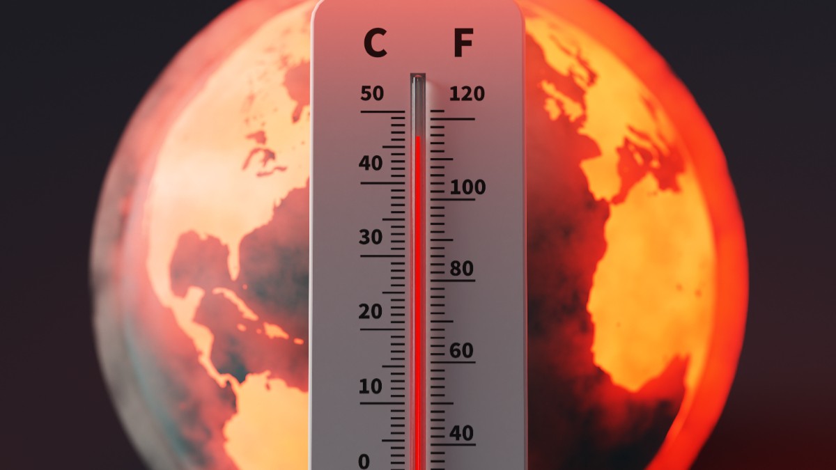Imaginea prezintă un termometru suprapus peste un glob pământesc incandescent, indicând o temperatură extremă de aproape 50°C pentru a simboliza încălzirea globală și canicula.