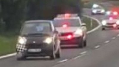 SMART URMARIT DE O COLOANA DE MASINI DE POLITIE