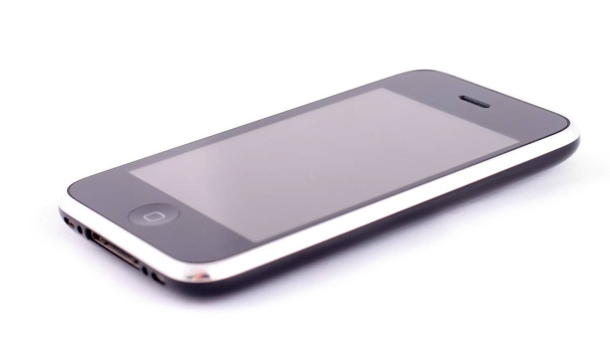 Un iPhone 3G, pe un fundal alb.