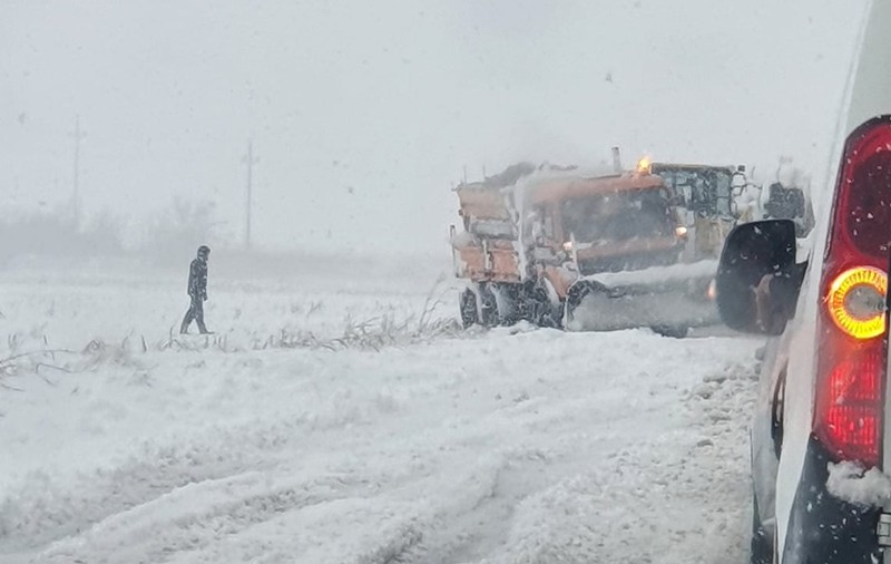 Circulația a fost oprită pe Transalpina, între Rânca și Novaci, din cauza viscolului