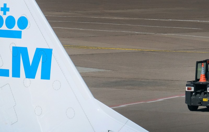 Compania KLM, criticată pentru că a solicitat mamelor care alăptează să se acopere