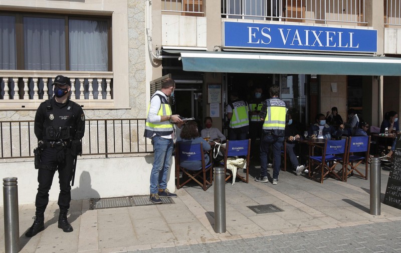 10 ani de interdicție în Palma de Mallorca pentru un german prins că fotografia pe ascuns sub fusta femeilor. Ce au găsit polițiștii în telefonul individului