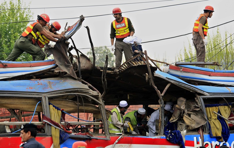 Un autobuz A EXPLODAT în Pakistan. Bilanț negru: cel puțin 16 morți și 24 de răniți | FOTO & VIDEO