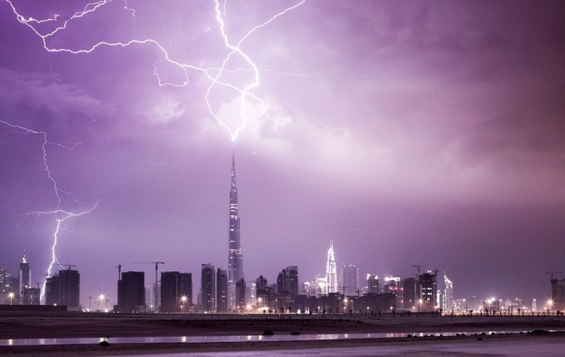 Momentul în care Burj Khalifa este lovit de fulger. Cum este construit cel mai înalt hotel din lume pentru a rezista trăsnetelor