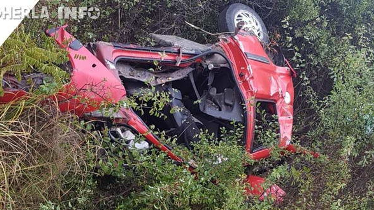 Trei tineri au murit și doi au fost răniți, în județul Cluj. Autoturismul Peugeot, răsturnat după impactul cu un Audi, în Huedin, județul Cluj