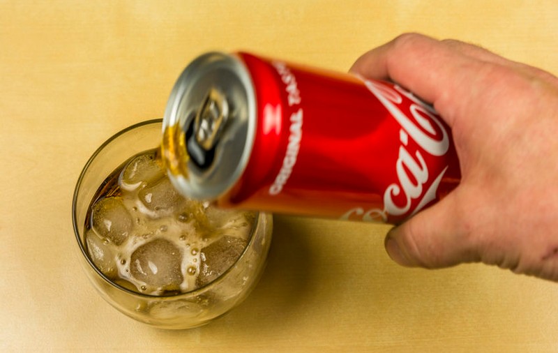 Un bărbat a găsit un șoarece mort în cutia de Coca-Cola, imediat după ce a terminat de băut. Reacția companiei