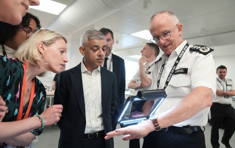 Poliția din Londra are un nou dispozitiv pentru detectarea vânătăilor: „O să aducem mai mulți prădători în fața justiției”