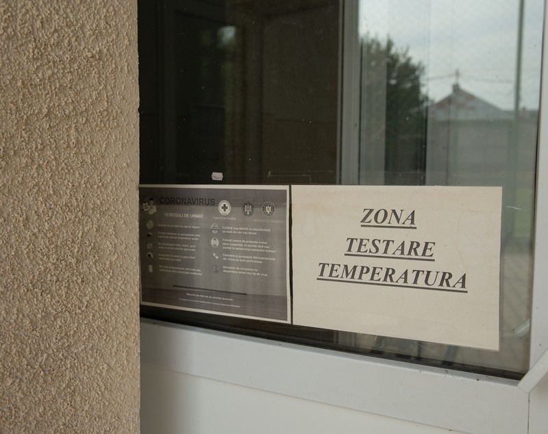 REPORTAJ. Pentru mii de copii de la sate, noul an şcolar va însemna măşti chinezeşti, întoarcerea la toaletele turceşti şi la minciunile româneşti!