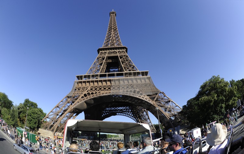 Mai multe trepte ale scărilor originale de la Tour Eiffel vor fi scoase la licitație. Care este prețul de pornire