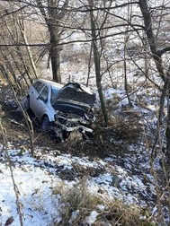 Mașina condusă regulamentar de Florinela a ajuns în șanț. Foto: ISU Suceava