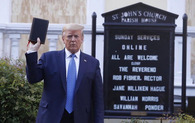 Trump, acuzat că a cerut dispersarea violentă a manifestanților pașnici de la Casa Albă, pentru a poza în fața unei biserici cu Biblia în mână