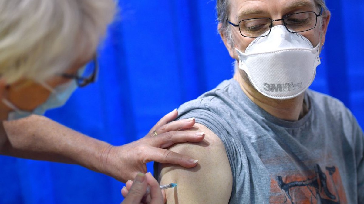 VIDEO Primele doze de vaccin anti-COVID ajung astăzi în România. Programul campaniei de vaccinare
