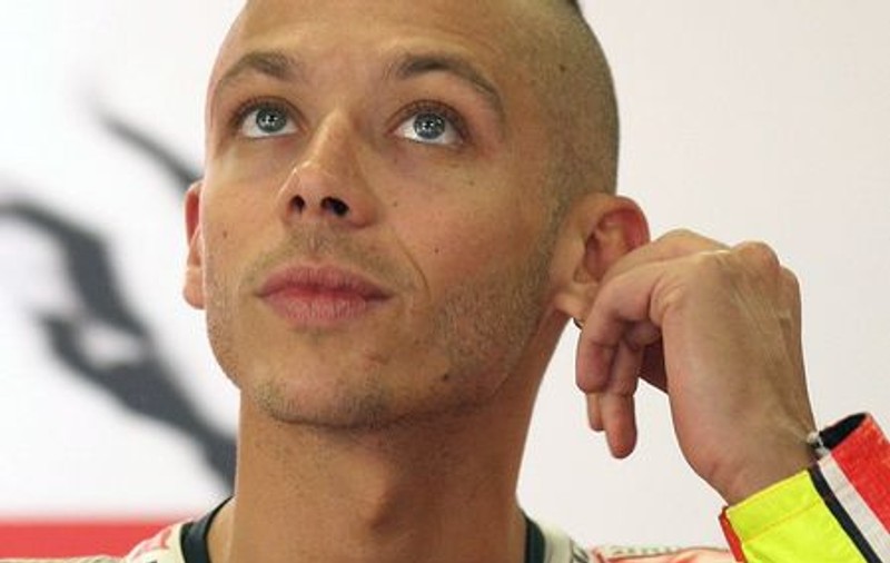 De la campion la campion: Valentino Rossi i-a sărutat picioarele lui Xavi
